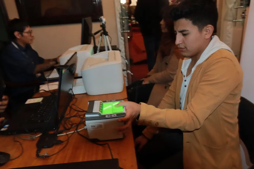 Empadronadores del Sereci durante el registro de votantes. Fotos: APG
