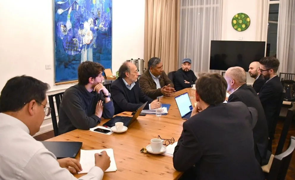El excanciller Rogelio Mayta con el equipo jurídico  boliviano que defendió al país en el juicio por las aguas del Silala. Foto. ABI