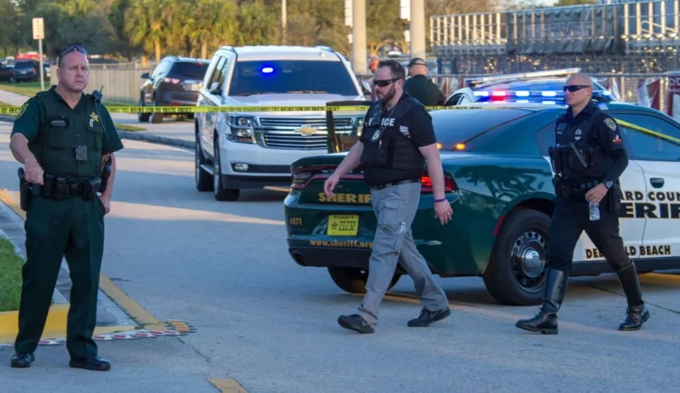 Agentes de la policía en el lugar del tiroteo. Foto: es-us.noticias.yahoo.com