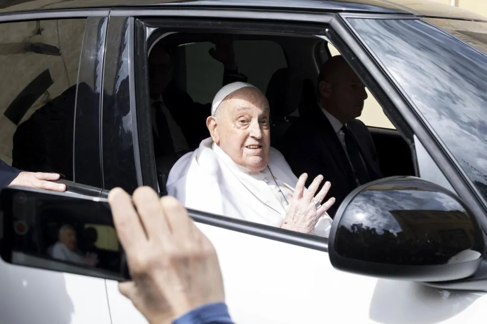 El Papa Francisco sale en coche de la prisión de Regina Coeli en Roma, este jueves. Foto: EFE