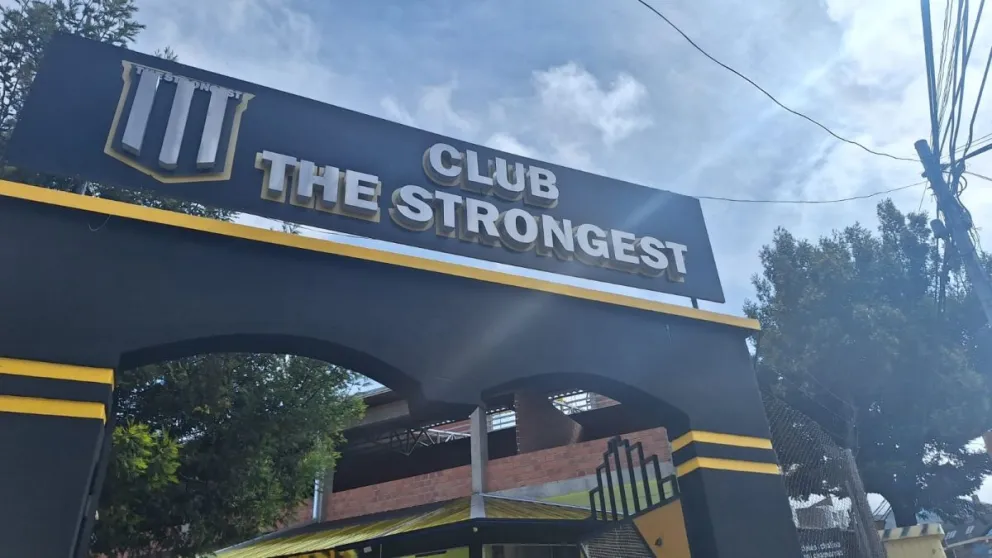 El ingreso principal al Complejo de The Strongest en Achumani. Foto: Jorge Asturizaga.