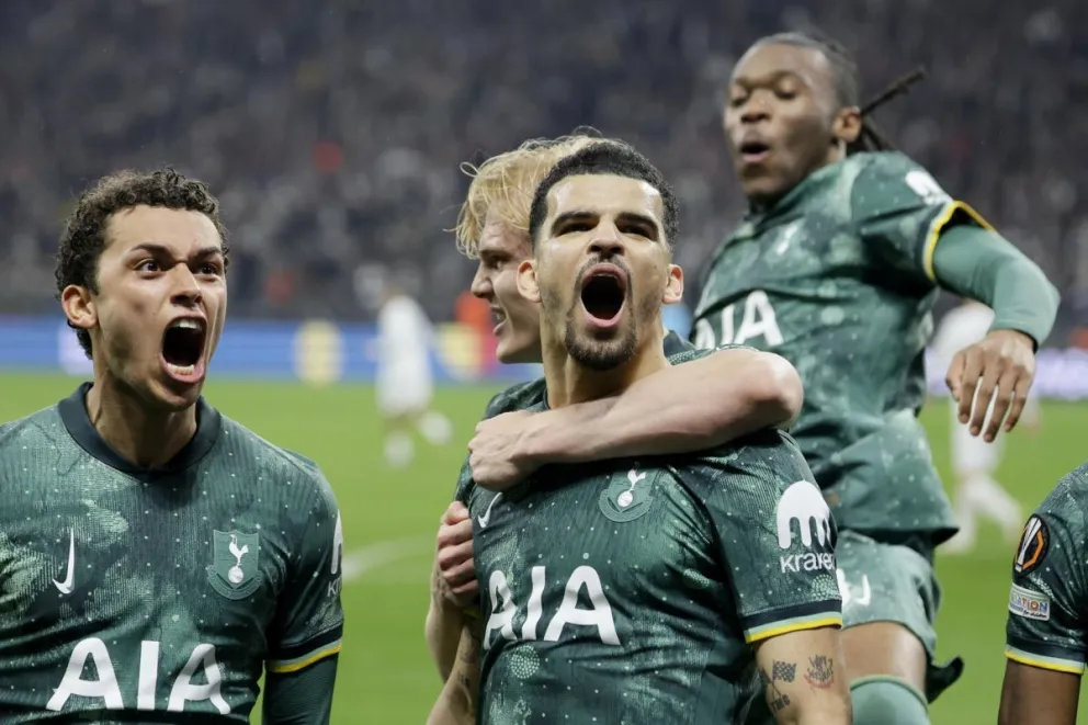 El futbolista del Tottenham Dominic Solanke celebra su gol contra el Eintracht de Frankfurt en los cuartos de final de la Liga Europa. Foto: EFE