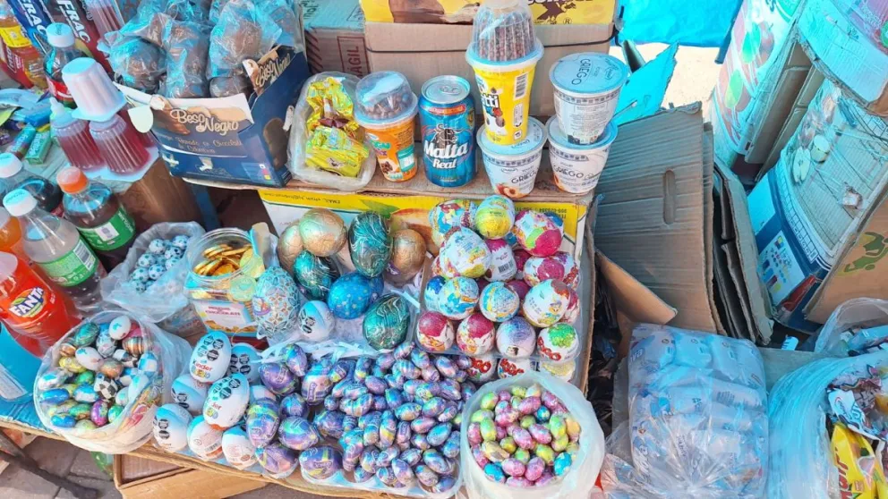 Huevos de chocolate de distintas marcas en un puesto en el centro paceño. FOTO: Jorge Soruco / Visión 360