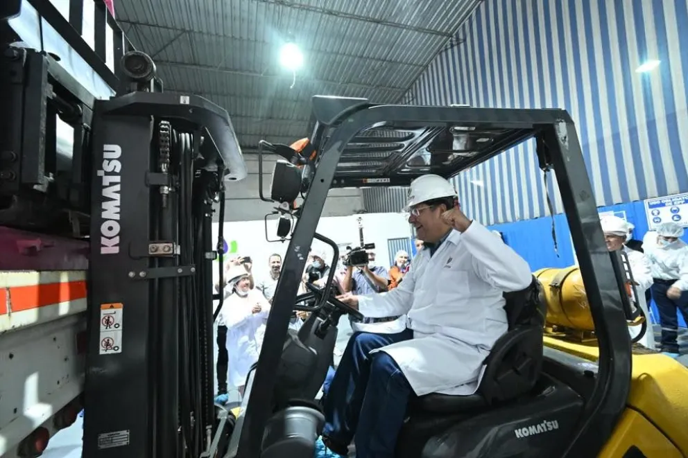 El presidente Luis Arce despachó el primer conteiner de chía al mercado de China. Foto: Facebook Luis Arce