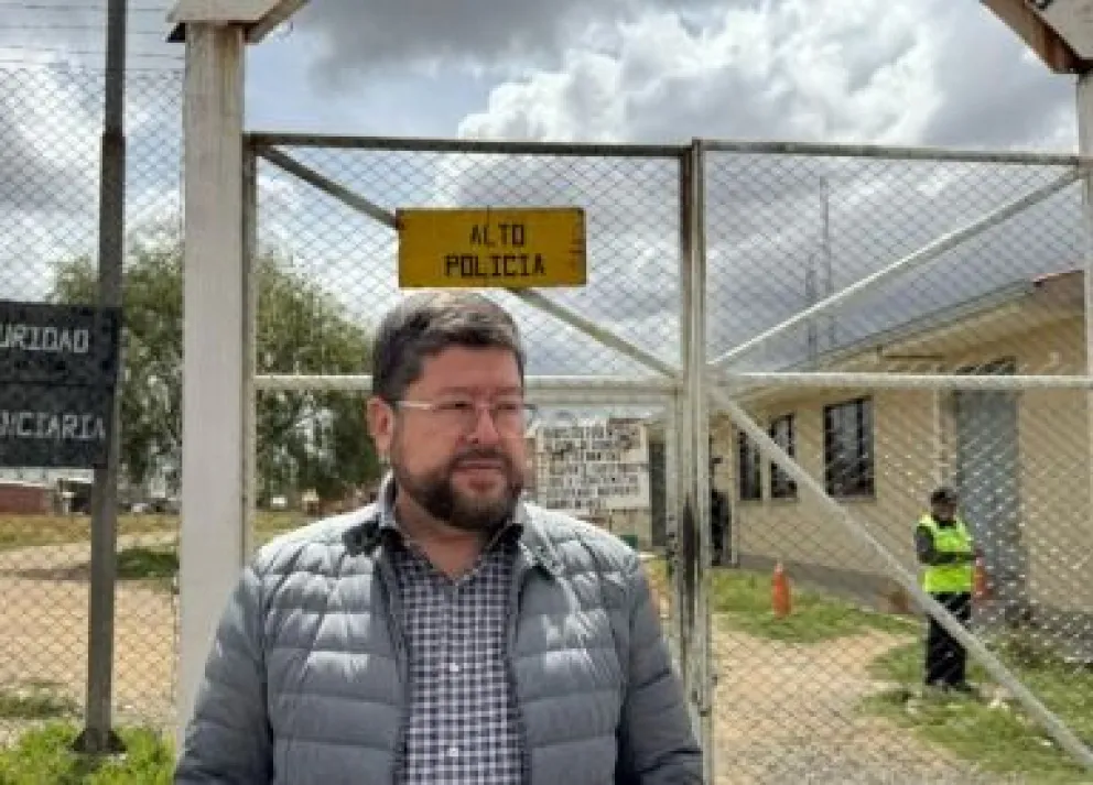 Doria Medina en la puerta del penal de Chonchocoro. FOTO: Prensa Doria Medina