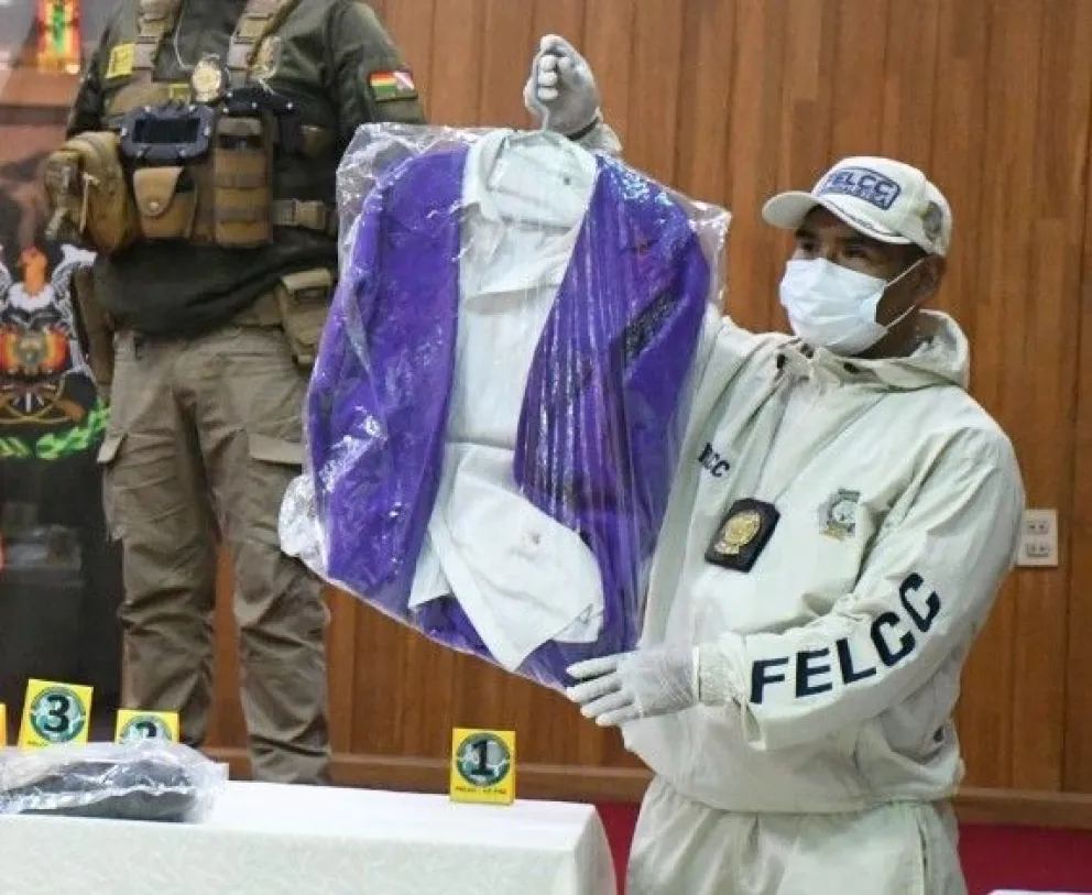 Un efectivo de la FELCC muestra el disfraz que vestía Manuel A. Z. el día del hecho. Foto: Ministero de Gobierno