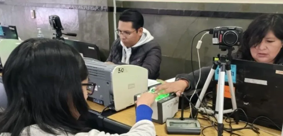 Una persona empadronándose. Foto: Archivo ABI