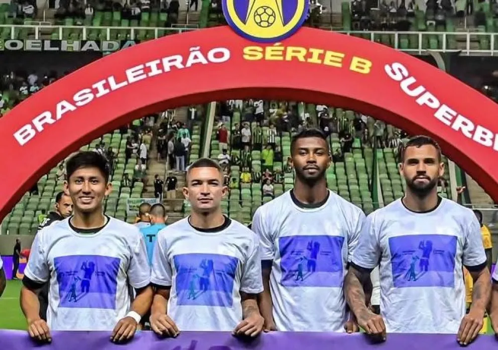 Terceros (izq,) en la formación previa antes del partido. Foto: América FC 