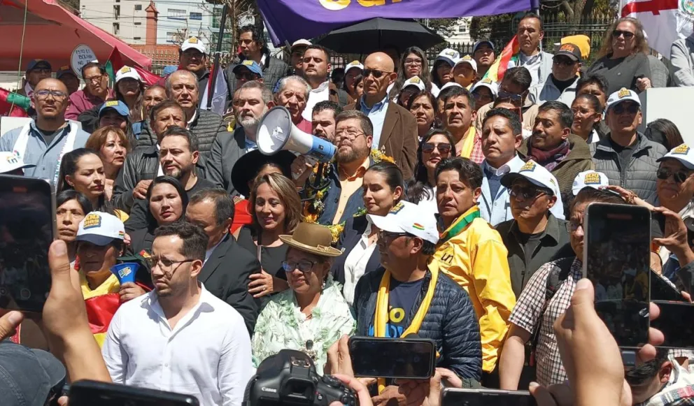 Samuel Doria Medina se dirige a sus seguidores cerca del TSE, luego de registrar su alianza. Foto: Samuel Doria Medina