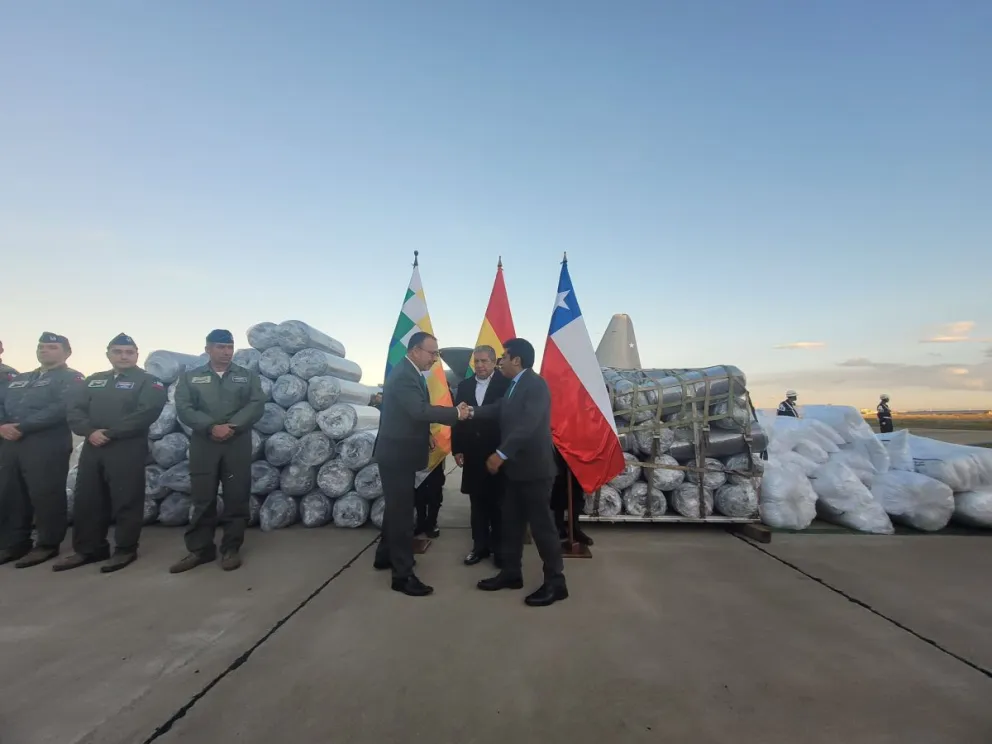 Ayuda chilena llegó a Bolivia. Foto. Facebook Luis Arce