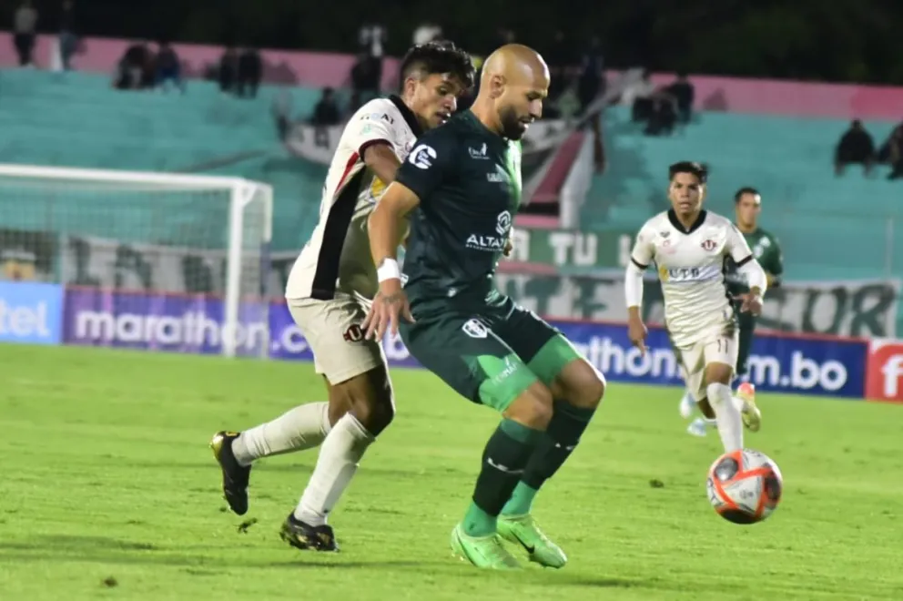 Fernández del equipo local protege el balón ante la marca de un rival.. Foto: APG
