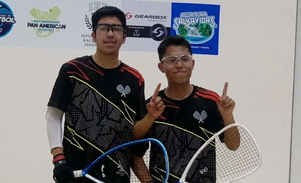 Los raquetbolistas nacionales celebran por su triunfo en U21 dobles varones. Foto: Ministerio de Salud y Deportes.