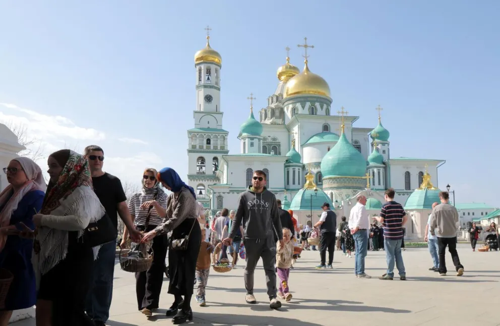 Rusos visitan el Monasterio Nuevo Jerusalén en Istra (Moscú), durante la víspera de la Pascua ortodoxa. Foto: EFE