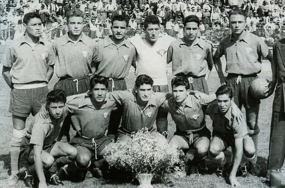 Formación titular de Wilstermann del año 1960. El club valluno jugó el primer partido de Libertadores