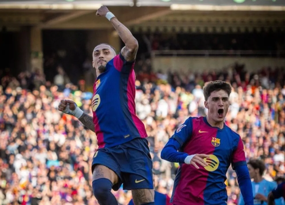 Raphinha (izq.) celebra el cuarto gol del Barcelona. A su lado aparece Pau Víctor. Foto: FC Barcelona