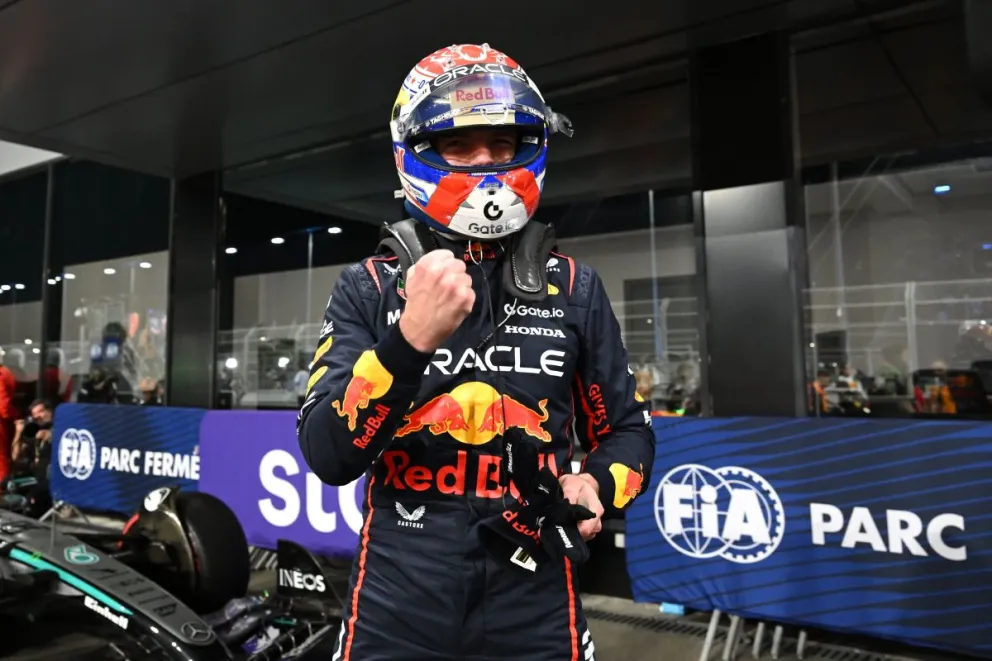Max Verstappen festeja en los boxes la "pole" que consiguió en las pruebas de clasificación. Foto: Red Bull Racing