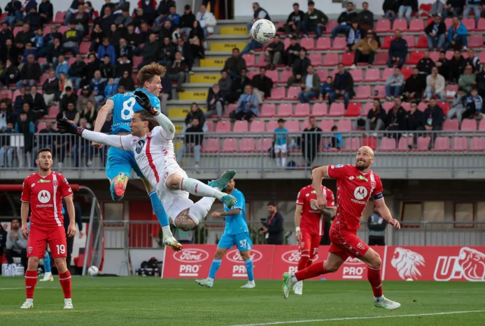 El jugador Scott McTominay, del Nápoles, marca de cabeza. Foto: EFE.
