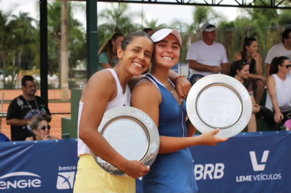 Zeballos (izq.) y Moyano con sus trofeos. Foto: Noelia Zeballos.