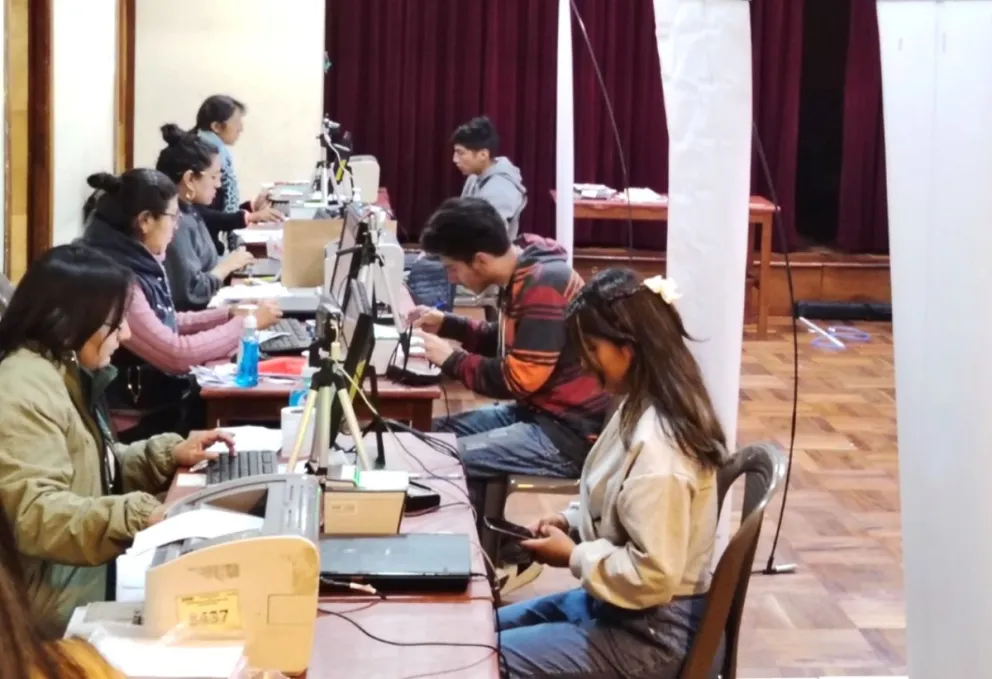Jóvenes que cumplieron o están apunto de cumplir la mayoría de edad empiezan el empadronamiento. Foto: Leny Chuquimia / Visión 360  