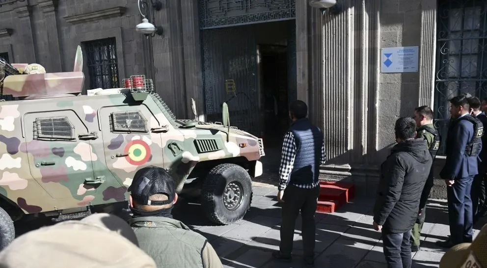 La tanqueta que impactó en el ingreso al Palacio de Gobierno. Foto: Archivo APG
