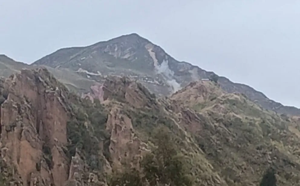 En los cerros se vio humo y polvo generado por las explosiones.   Foto: GAMLP