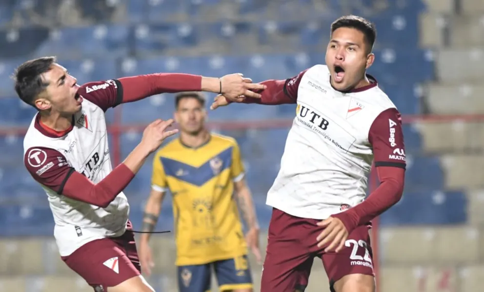 Herrera (der.) celebra su gol, que fue el segundo de Always. Foto: Agencia Marka Registrada.