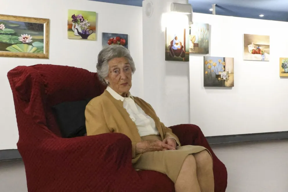 Delia del Campo, vecina de la localidad cántabra de Guarnizo, cos sus cuadros. Foto: EFE