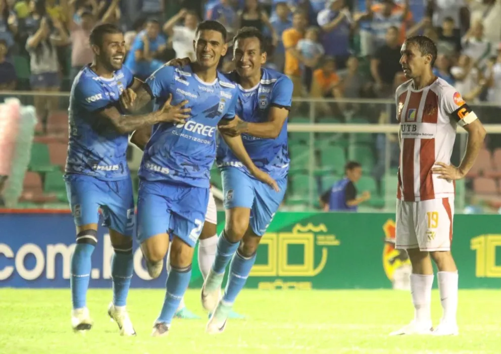 Richet Gómez, el autor del gol, Alaniz y Valverde festejan el segundo de Blooming. Lo sufre Cristaldo de Independiente. Foto: Agencia Marka Registrada