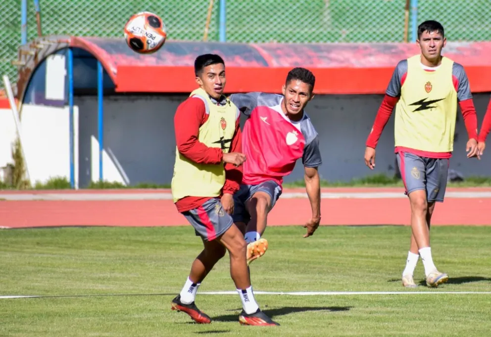 Jugadores de Real Oruro durante el cierre de entrenamientos. Foto: CDT Real Oruro