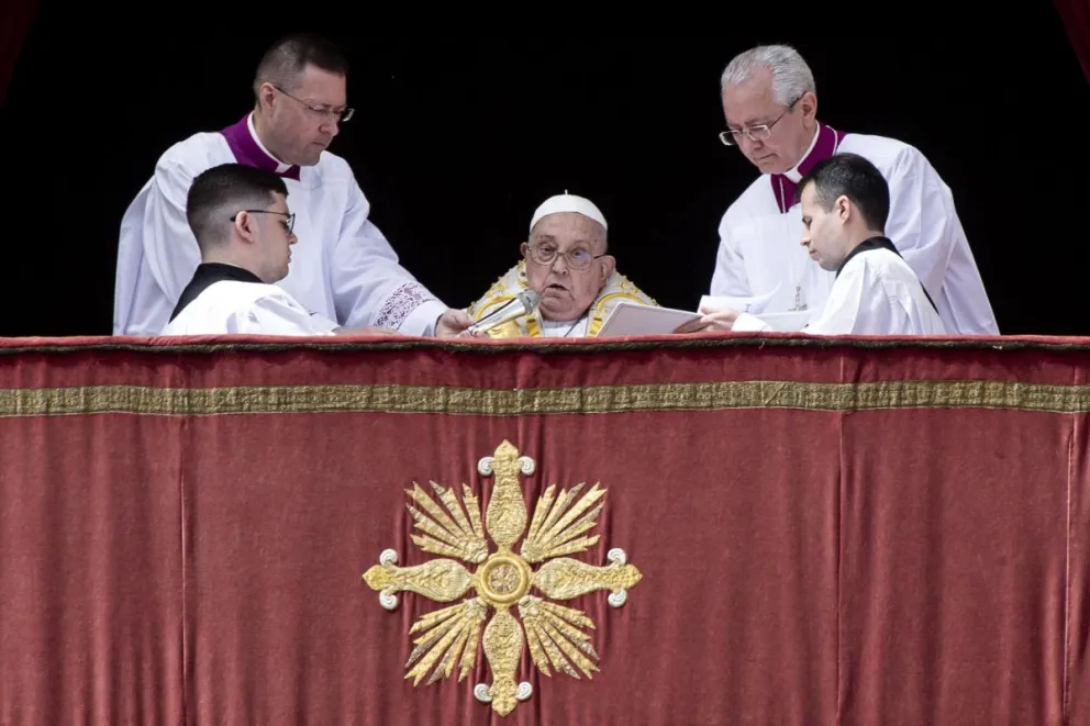 El Papa Francisco saluda desde el balcón principal de la Basílica de San Pedro. Foto: EFE 