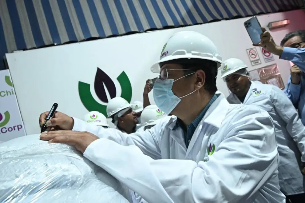 El primer contenedor de chía fue despachado por el Presidente Luis Arce.  Foto: ABI