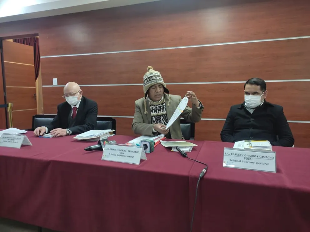 El vocal Tahuichi Tahuichi (centro) con el presidente y el vicepresidente del Órgano Electoral. Foto: TSE