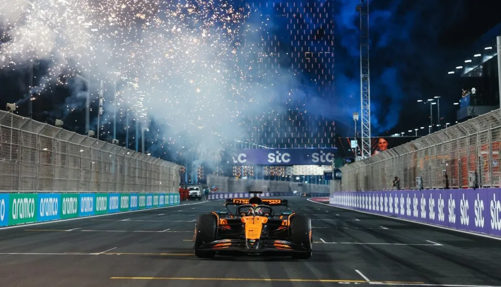 Una lluvia de fuegos artificiales recibe a Oscar Piastri tras ganar el Gran Premio de Arabia. Foto: McLaren
