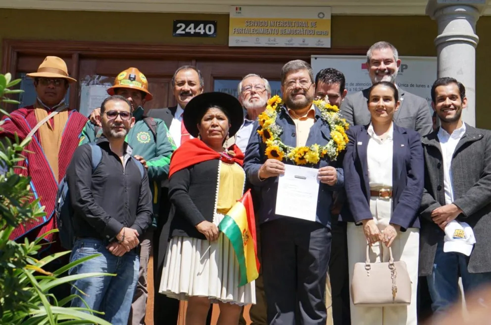 Integrantes de la alianza Unidad al momento de registrarse en el TSE. Foto: APG