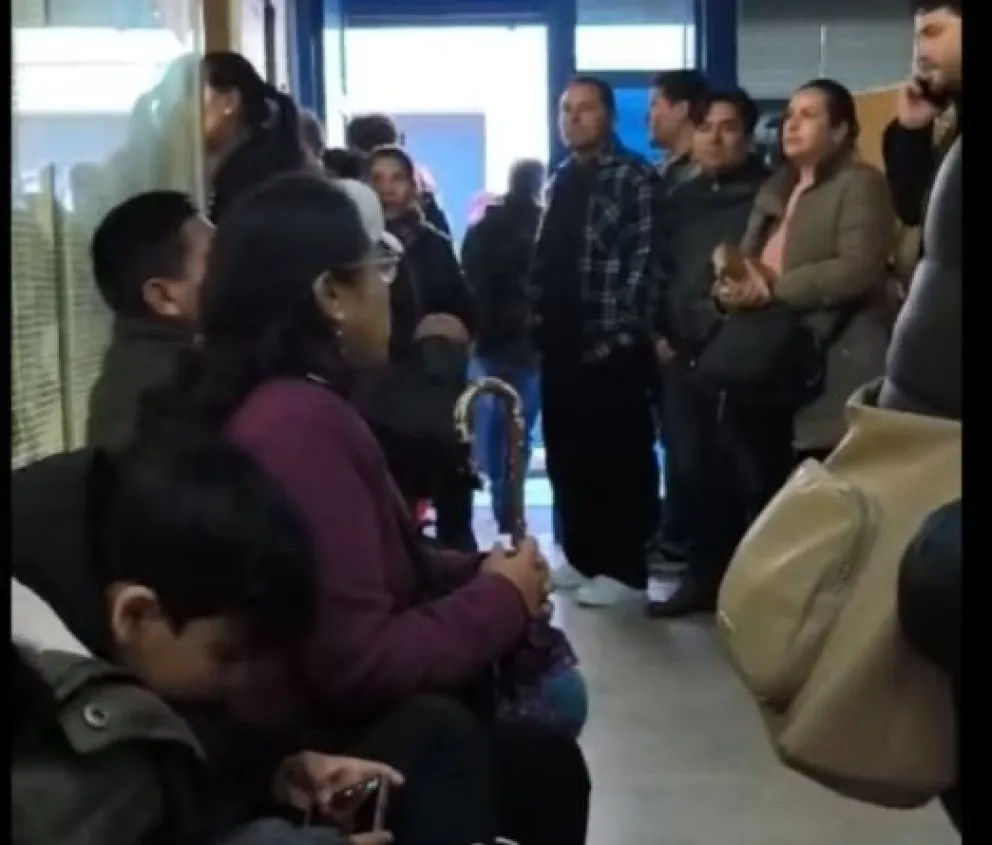 Bolivianos en el consulado de Bolivia en Madrid.  Foto: Captura