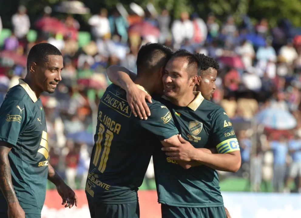 Justiniano (der.) celebra su gol junto a Vaca (centro) y Quinteros. Foto: APG.