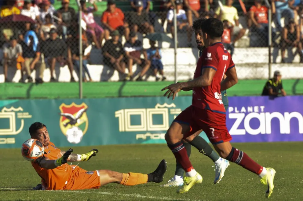 Gomes convierte su gol a Guabirá. Foto: APG.