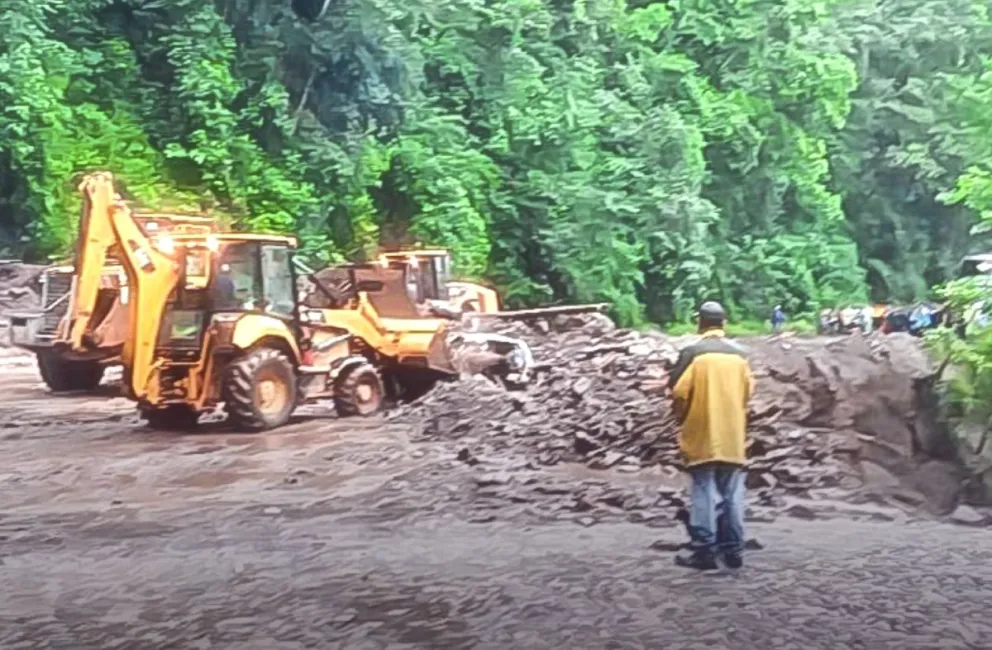 Maquinaria pesada realiza trabajos en el sector afectado.  Foto: ABC