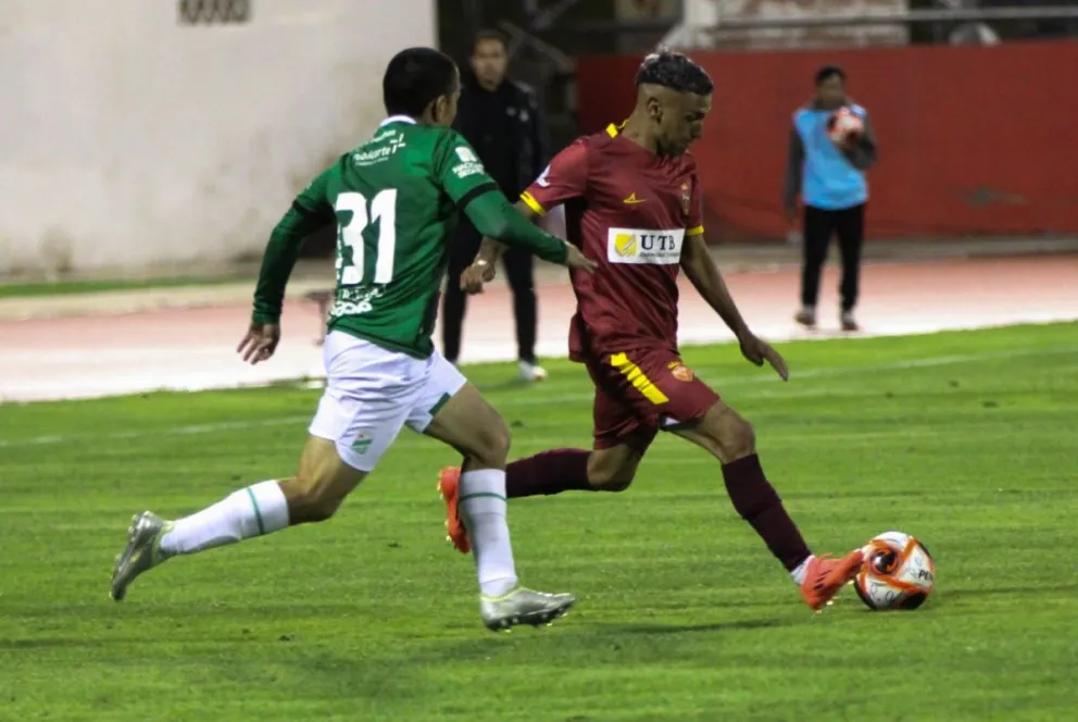 Vladimir Galvez (31), defensor de Oriente Petrolero, sale a la marca de un atacante de Real Oruro. Foto: APG