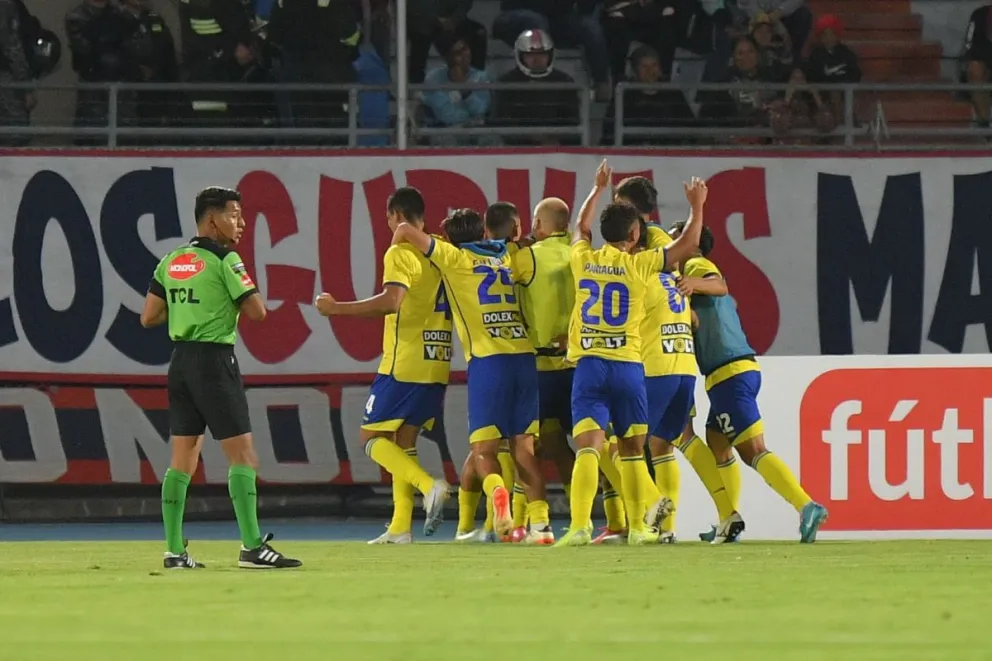 Los jugadores de ABB celebran el tanto del triunfo. Foto: APG.