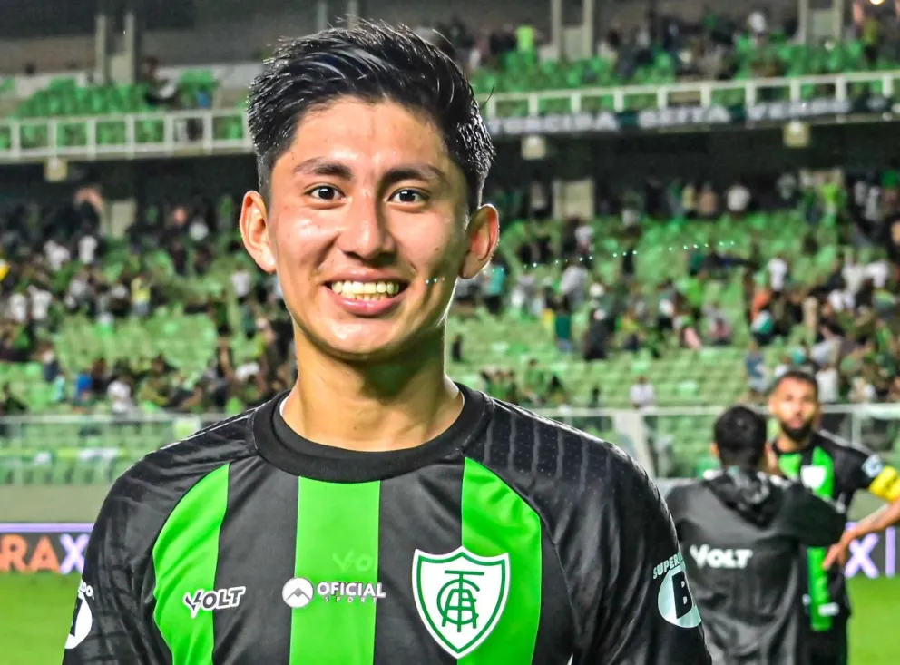 Miguelito Terceros con la camiseta del América antes de empezar el partido de la cuarta jornada. Foto; América Futebol Clube