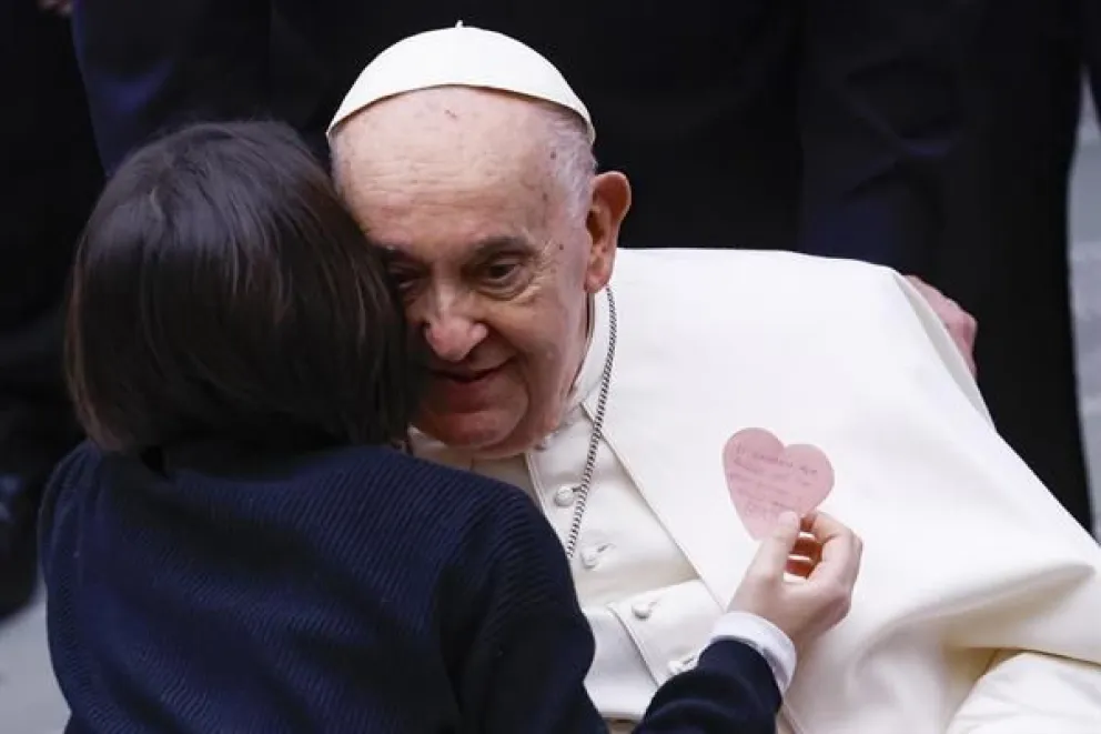Un niño abraza al Papa Francisco durante una audiencia especial con los directivos y el personal del Hospital Infantil 'Bambino Gesú' en el Aula Pablo VI, Ciudad del Vaticano, 16 de marzo 2024. EFE/EPA/FABIO FRUSTACI