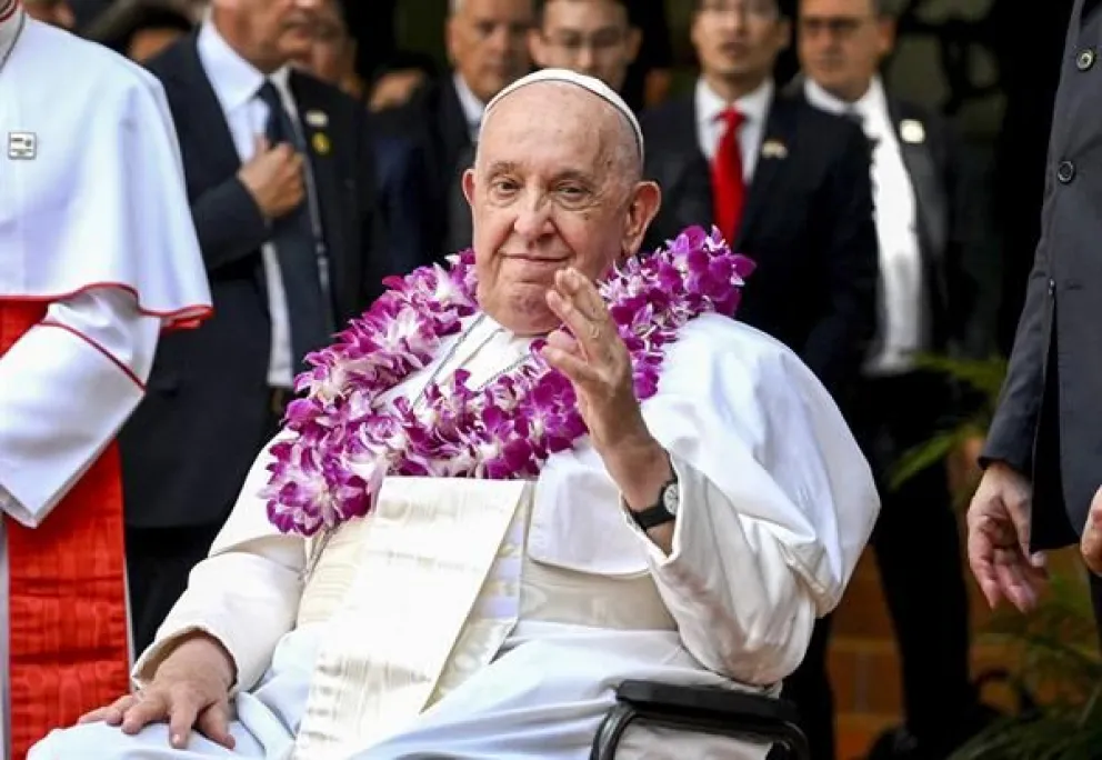 El papa Francisco saluda a su llegada a un encuentro interreligioso con jóvenes en el Catholic Junior College, en Singapur, en una imagen del 13 de septiembre de 2024. EFE/EPA/ALESSANDRO DI MEO