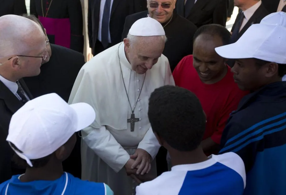 Francisco conversa con inmigrantes durante su visita a la isla de Lampedusa, Italia, en una imagen del 8 de julio de 2013. Foto: EFE