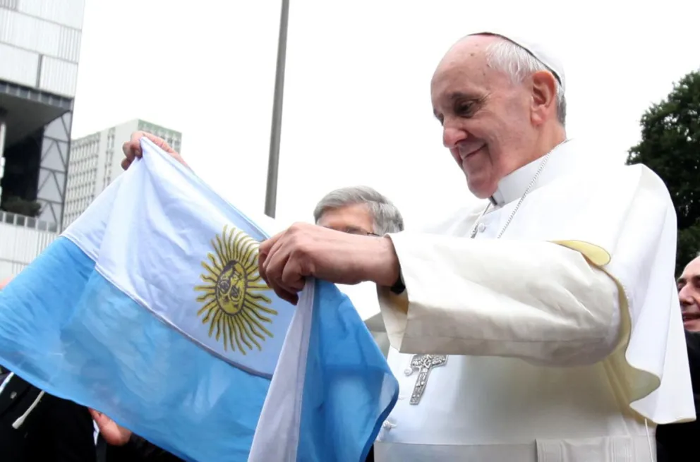 Imagen de archivo del papa Francisco con una bandera de Argentina. Foto: EFE