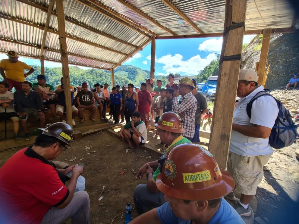 Los mineros cooperativistas auríferos en la reunión con los vecinos para pedir que se levante el bloqueo de caminos. Foto: Somos Tipuaneños