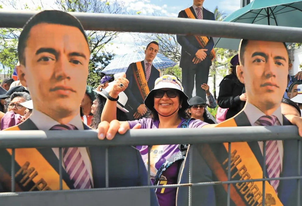 Simpatizantes de Noboa durante el tradicional Cambio de Guardia Presidencial en Quito. Foto: EFE 