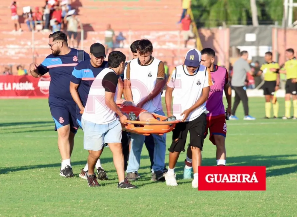 Cuéllar es retirado en camilla a la conclusión del partido en lo localidad de Montero. Foto: RDC
