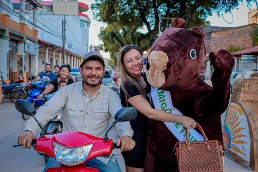 Un apersona disfrazada de capibara en Trinidad. Foto: Informe Amazónico
