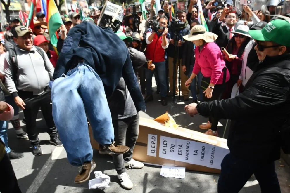 Los maestros durante la marcha de protesta, este lunes. Foto: APG
